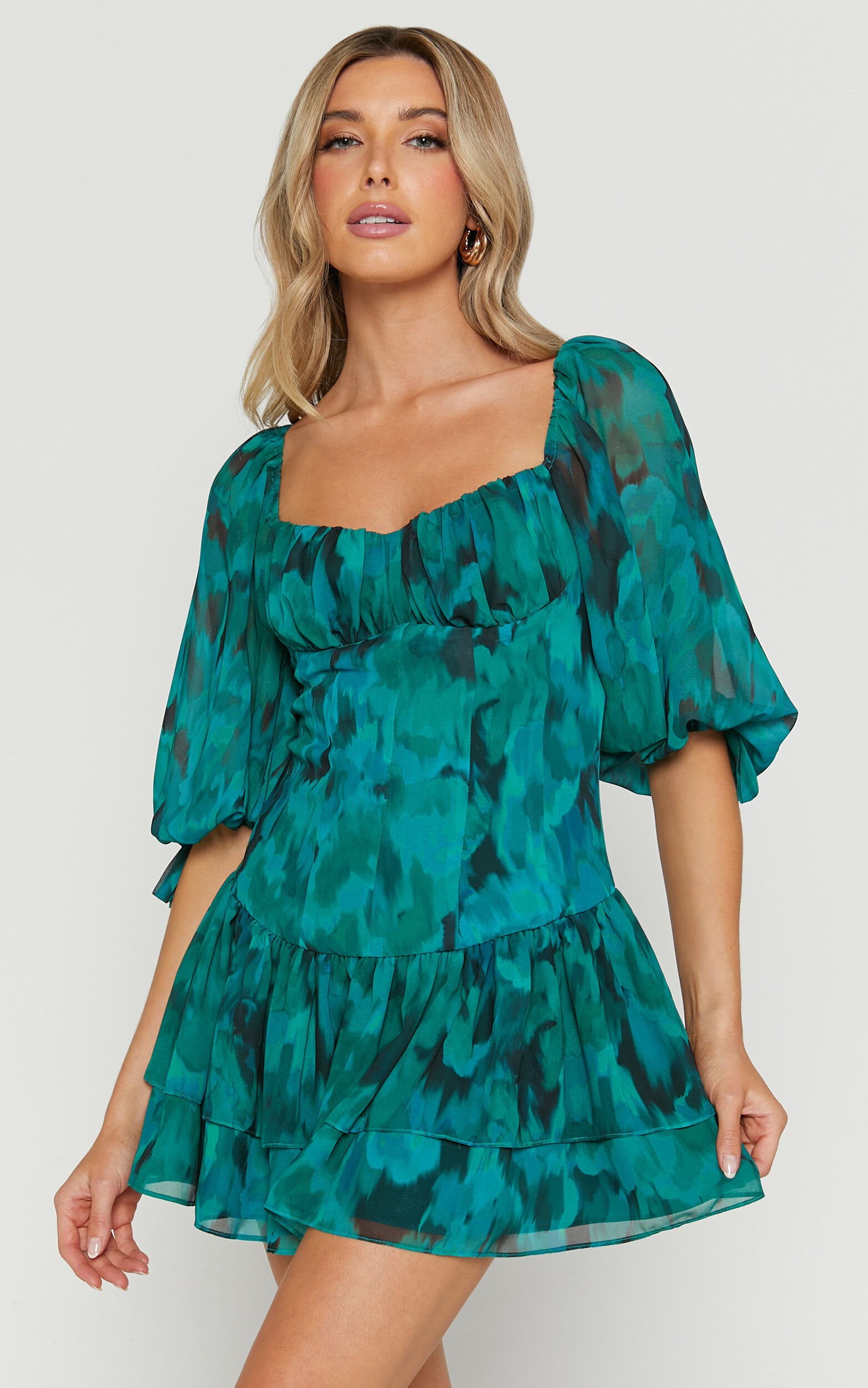 Clabelle Mini Dress - Puff Sleeve Tiered Ruffle Hem Sweetheart Dress in Emerald Blur Floral - 04, GRN1