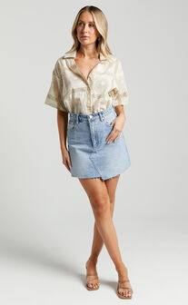Cassidy Shirt - Short Sleeve Linen Look Shirt in Beige Sun Print