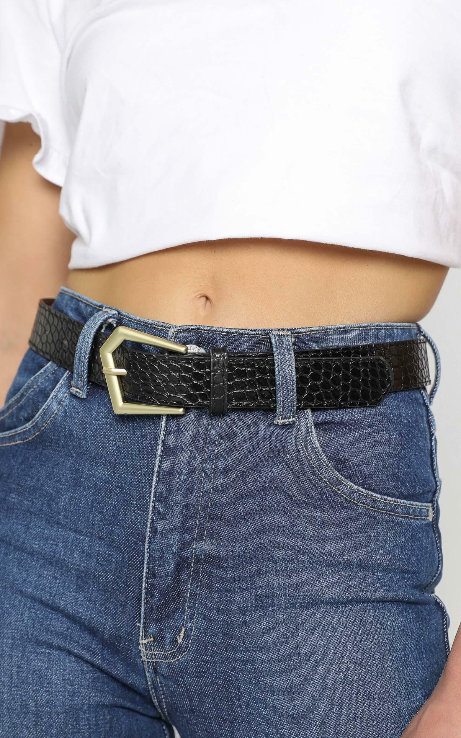 Simple Favours Belt in Black and Gold