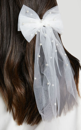 Avery Bow Pearl Hair Clip in White Pearl