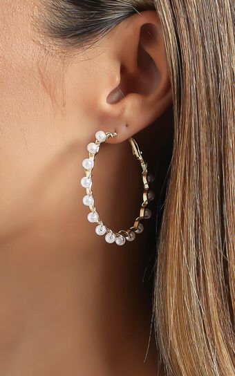 Hoop Earrings with Pearls in Gold