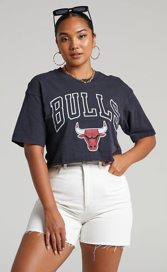 Mitchell & Ness - Chicago Bulls cropped Vintage Keyline Tee in Faded Black