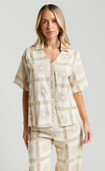 Cassidy Shirt - Short Sleeve Linen Look Shirt in Beige Sun Print