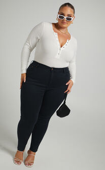 Lucilla Contour Fitted Jeans in Black Wash
