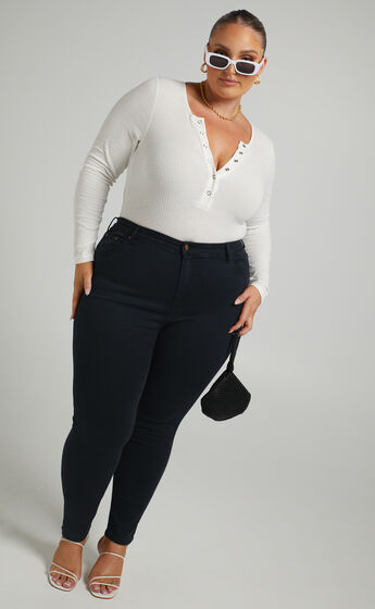 Lucilla Contour Fitted Jeans in Black Wash