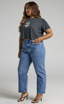 Levi's Curve - Strawberry Poster Logo Cropped Jordie Tee in Pirate Black