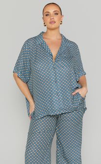 Brunita Shirt - Relaxed Short Sleeve Shirt in Tile Geo