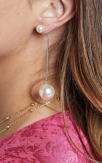 Azalene Drop Earrings in Pearl