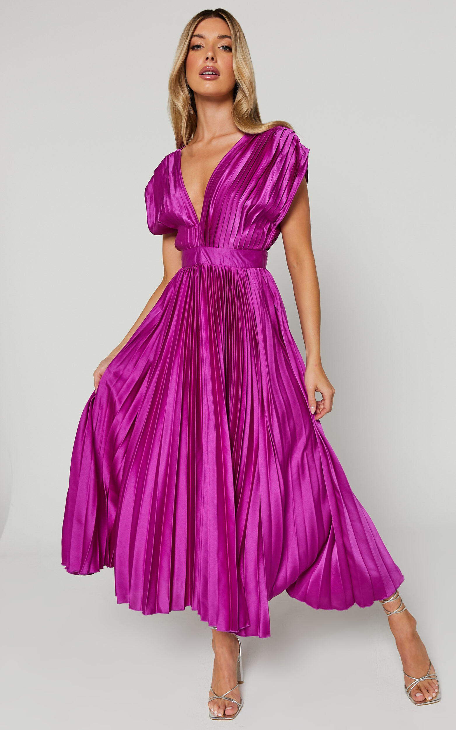 Della Midaxi Dress - Plunge Neck Short Sleeve Pleated Dress in Grape - 06, PRP1