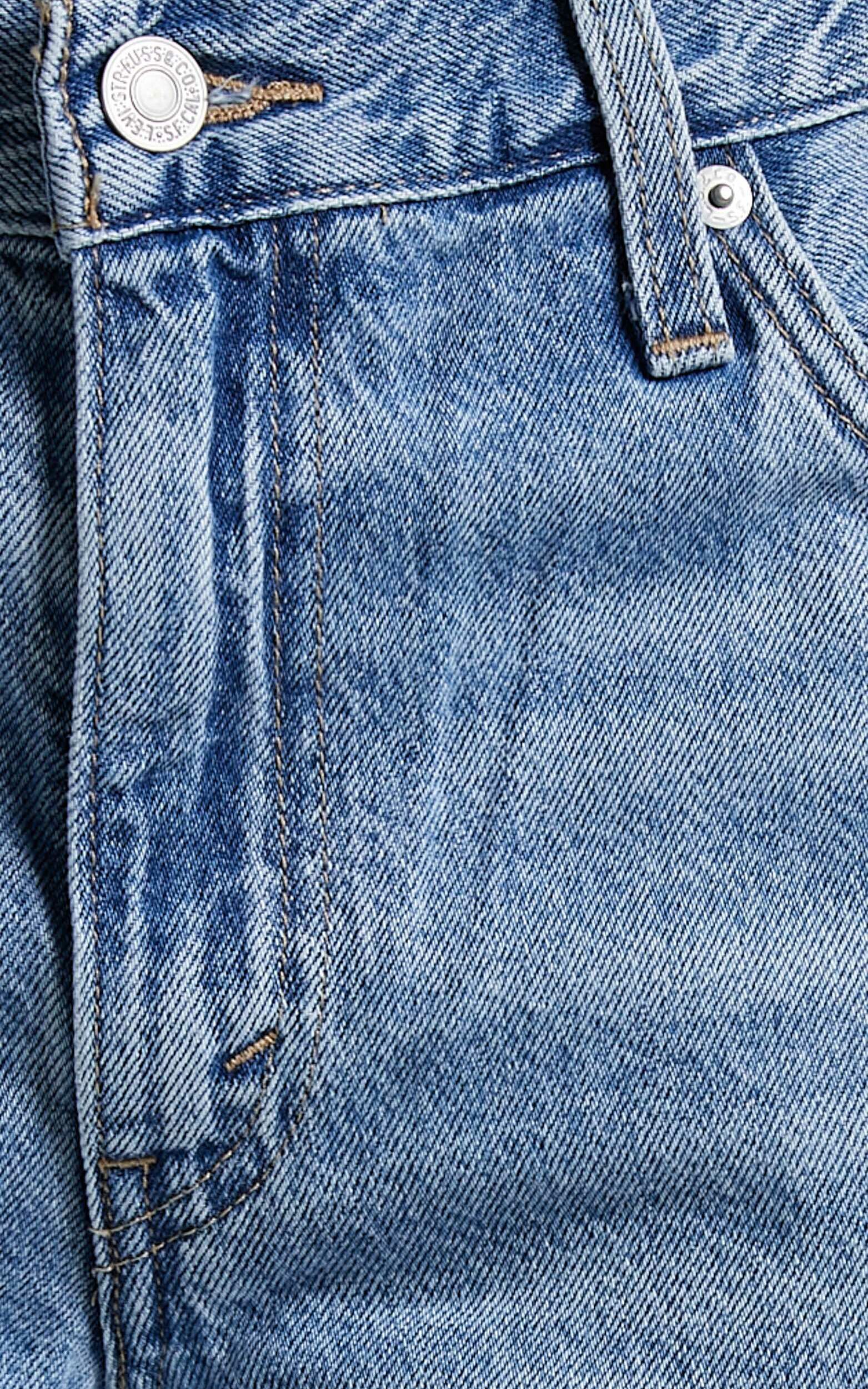 Levi's - Baggy Dad Jeans in Medium Indigo Destructed | Showpo