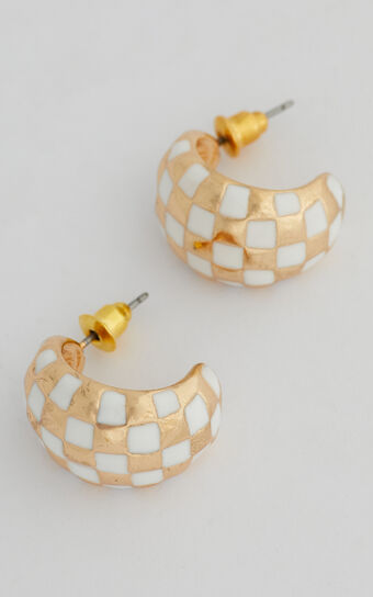 Taron Checkered Earrings in Gold/White