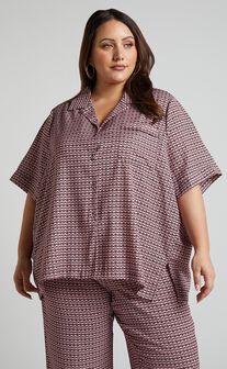 Brunita Shirt - Relaxed Short Sleeve Shirt in Pink Wave