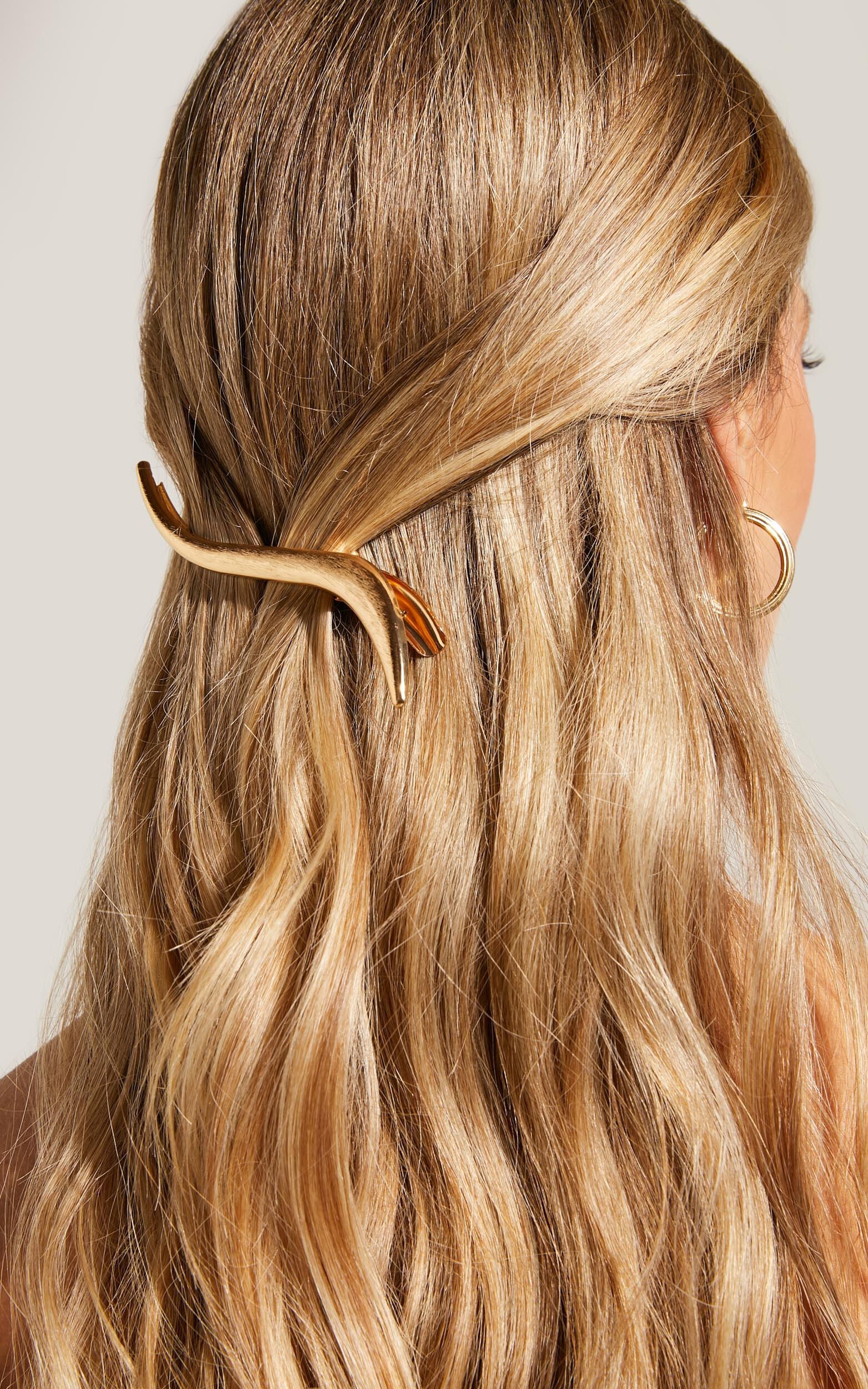Femme Wave Hair Clip in Gold - NoSize, GLD1