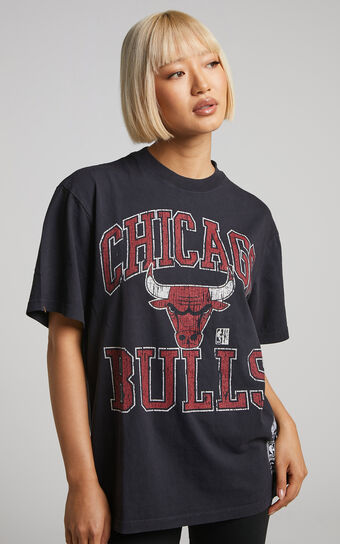 Mitchell & Ness - Chicago Bulls Ivy Arch Tee in Faded Black