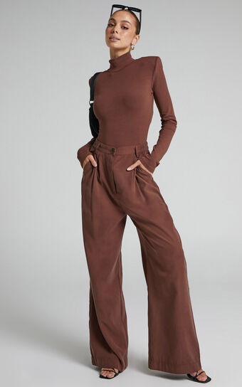 Danielle Bernstein - High Rise Cinched Waist Pleated Pant in Brown
