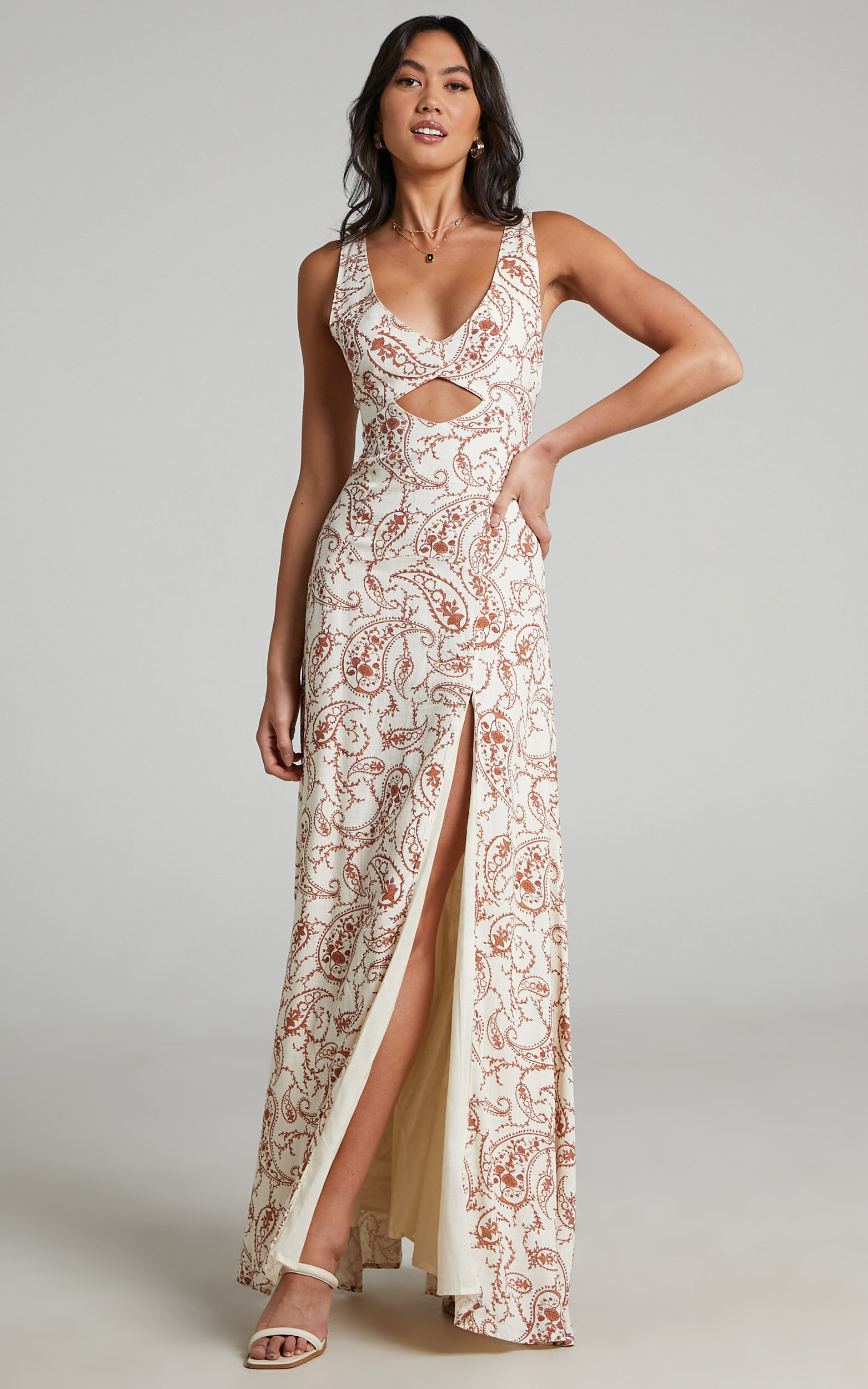 Edellen cut out Maxi Dress in Chocolate Paisley - 04, WHT3, super-hi-res image number null