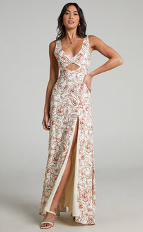 Edellen cut out Maxi Dress in Chocolate Paisley