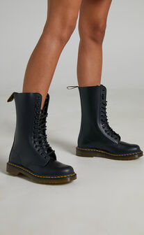 Dr. Martens - 1914 14 EYE BOOT in Black Smooth
