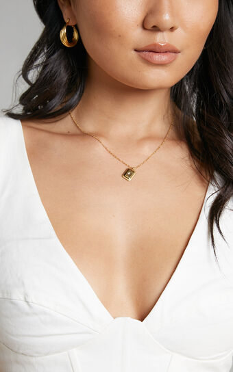 Frankile Mini Pendant Necklace in Gold