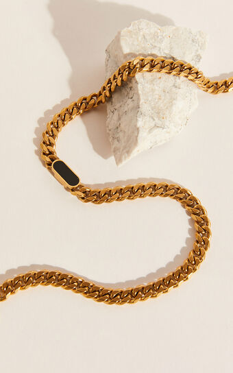 Finlay Black Pendant Chain Necklace in Gold