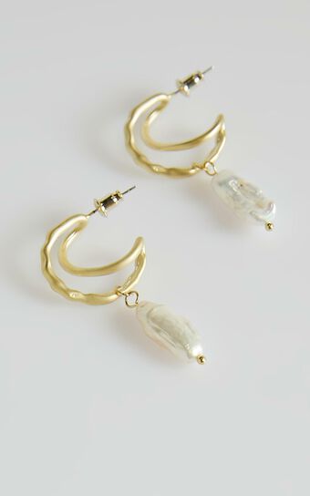 Wonderful World Earrings in Pearl