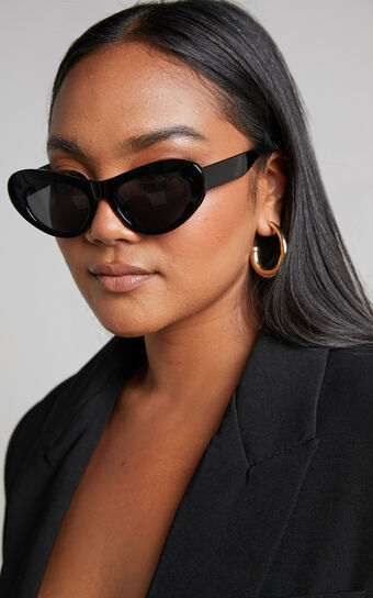 Merry Rounded Cat Eye Sunglasses in Black