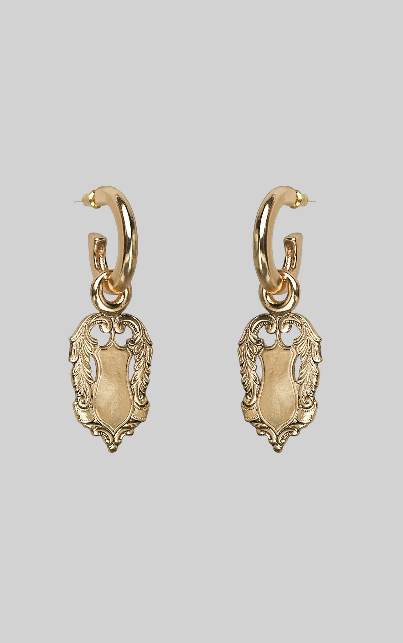 kitte-amulet-earrings-in-gold