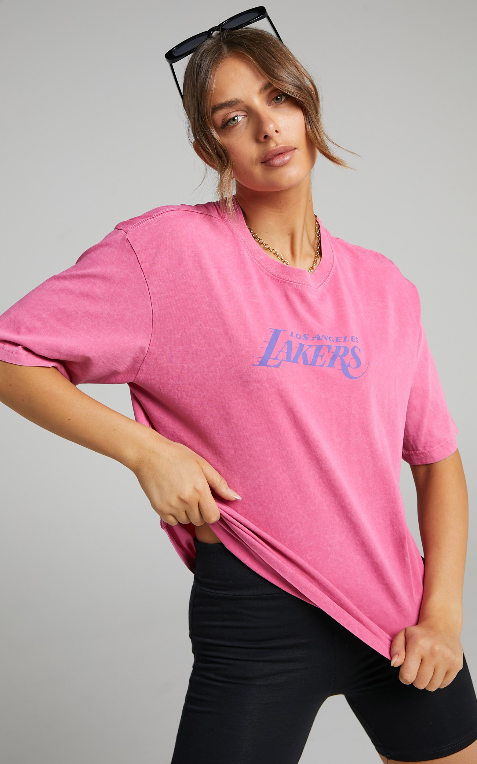 Mitchell & Ness - Lakers Little Locker Room Logo Tee in Rose - L, PNK1, hi-res image number null