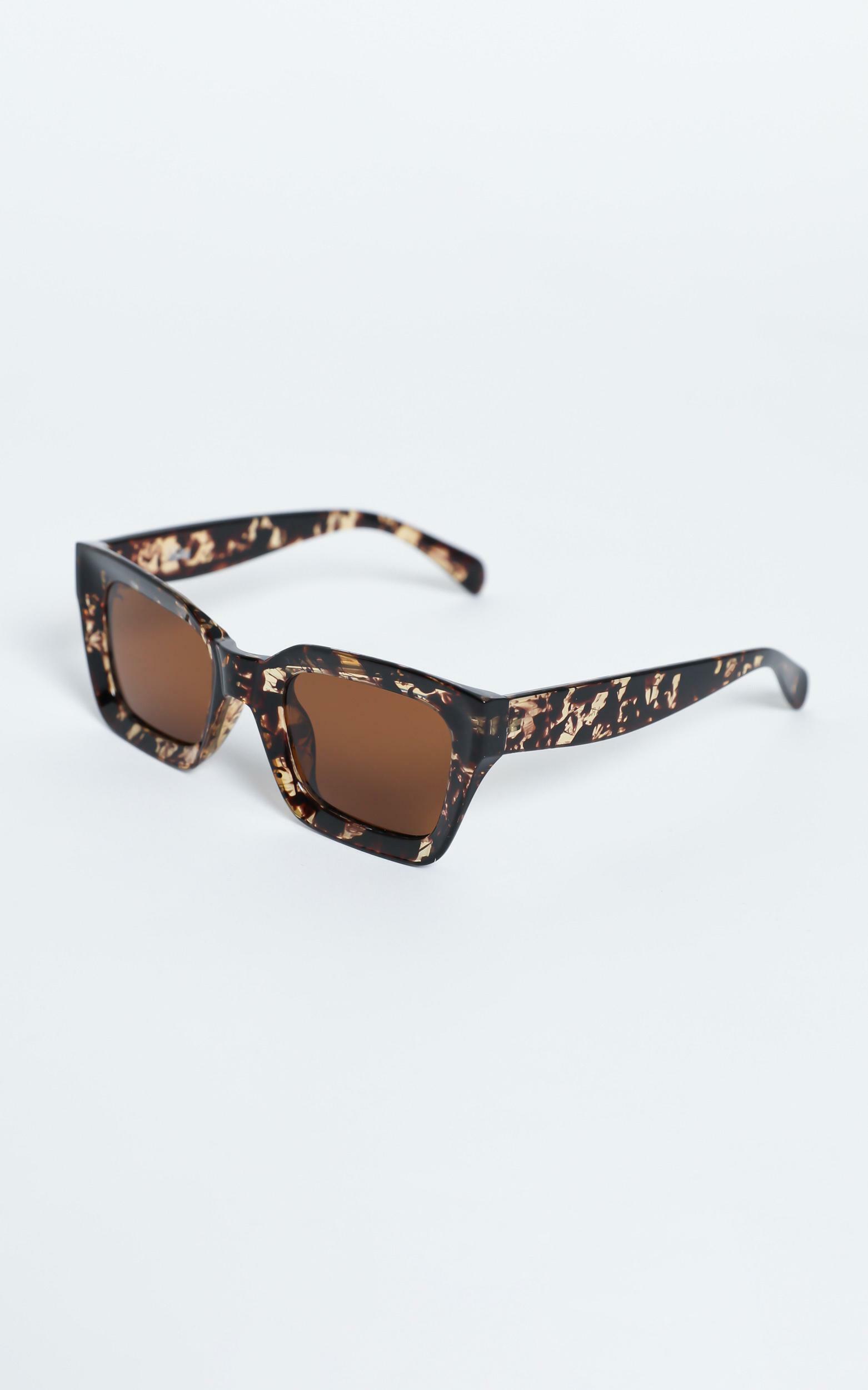 Reality Eyewear - Onassis Sunglasses in Turtle | Showpo