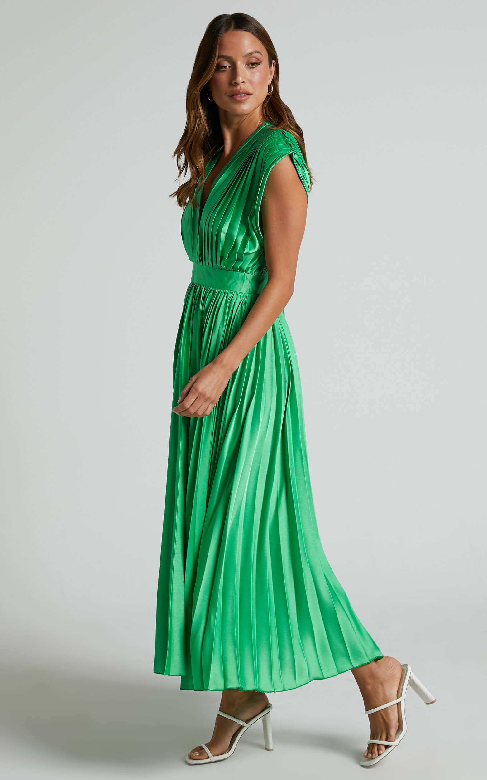Della Maxi Dress - Plunge Neck Short Sleeve Pleated Dress in Green ...